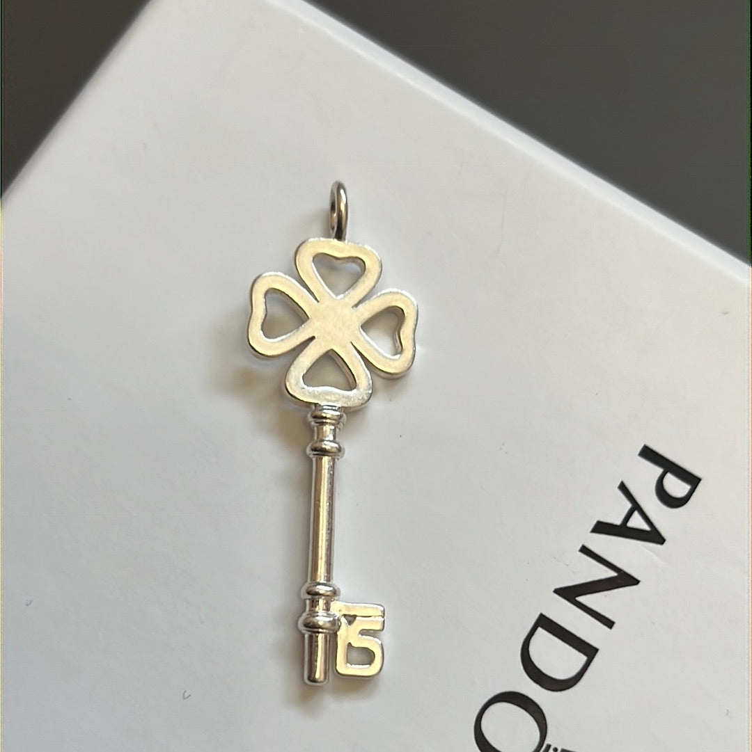 Thomas sabo hot sale key pendant