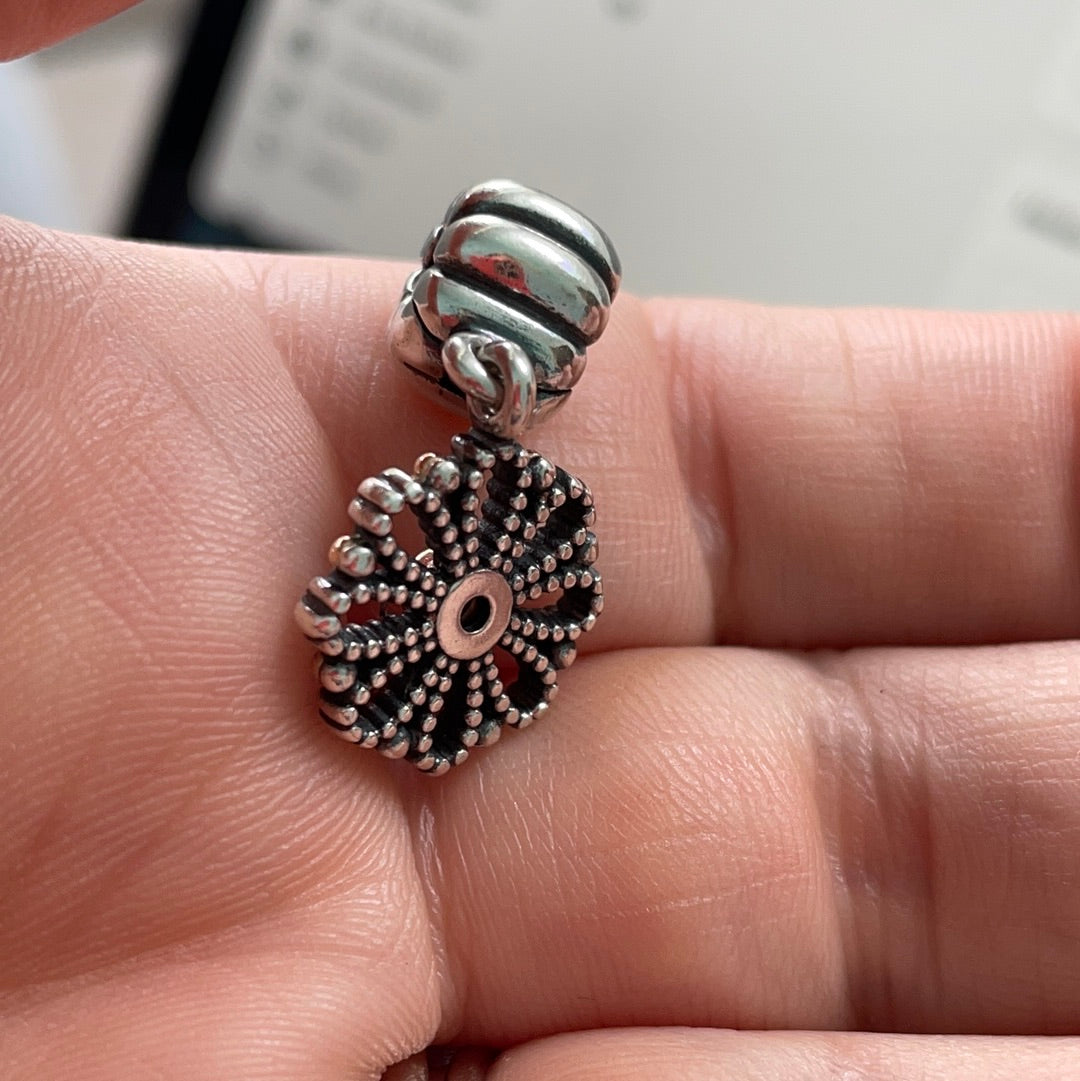 Genuine Pandora RARE HTF Two Tone Lace Flower Sunflower Openwork Black Stone Clip