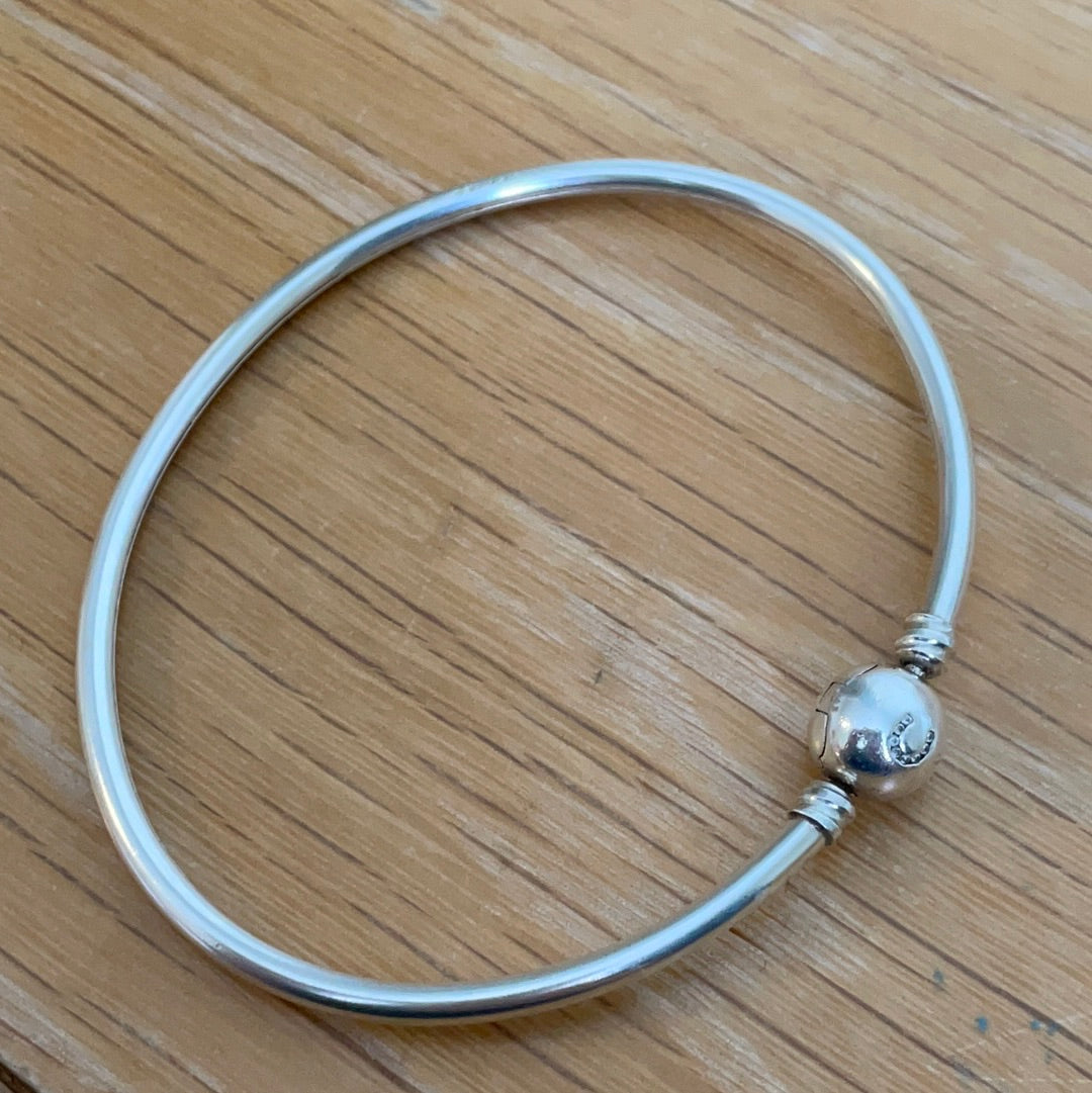 Genuine Chamilia Oval Solid Silver Bangle Size 19cm