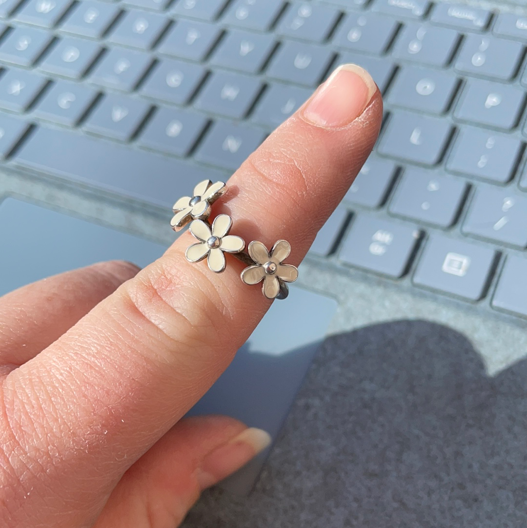 Pandora darling daisy bouquet 2025 ring