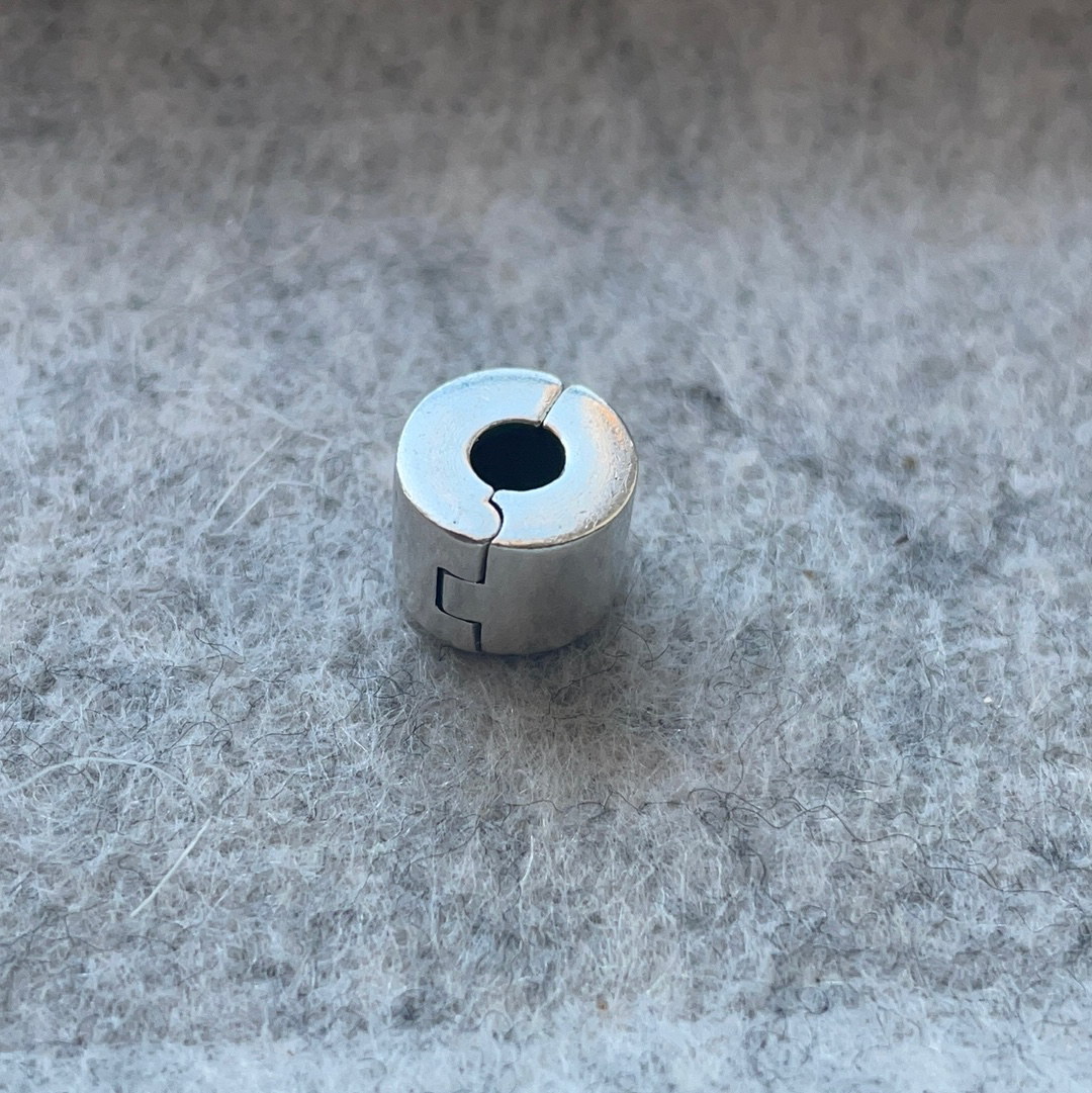 Pandora sales plain clip