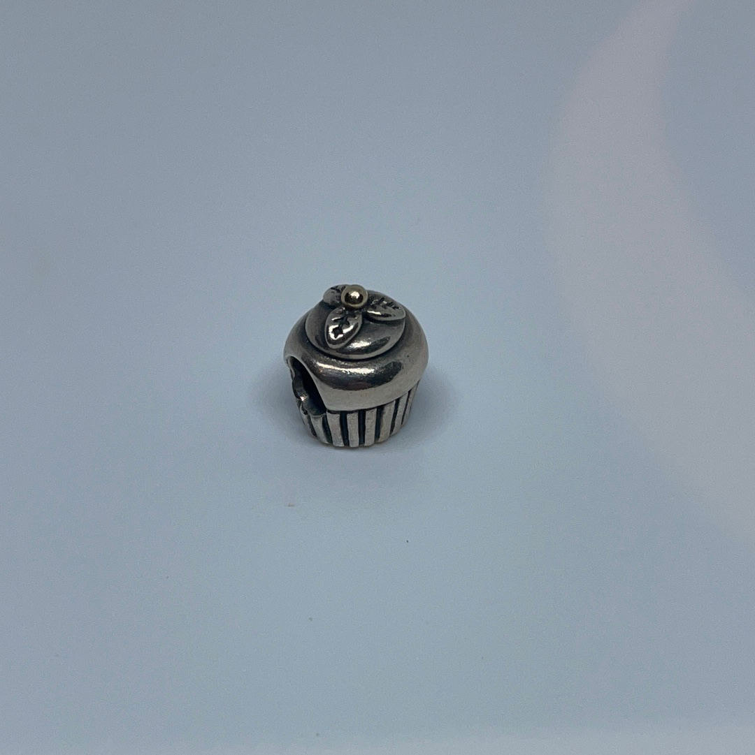 Pandora 2025 cupcake charm