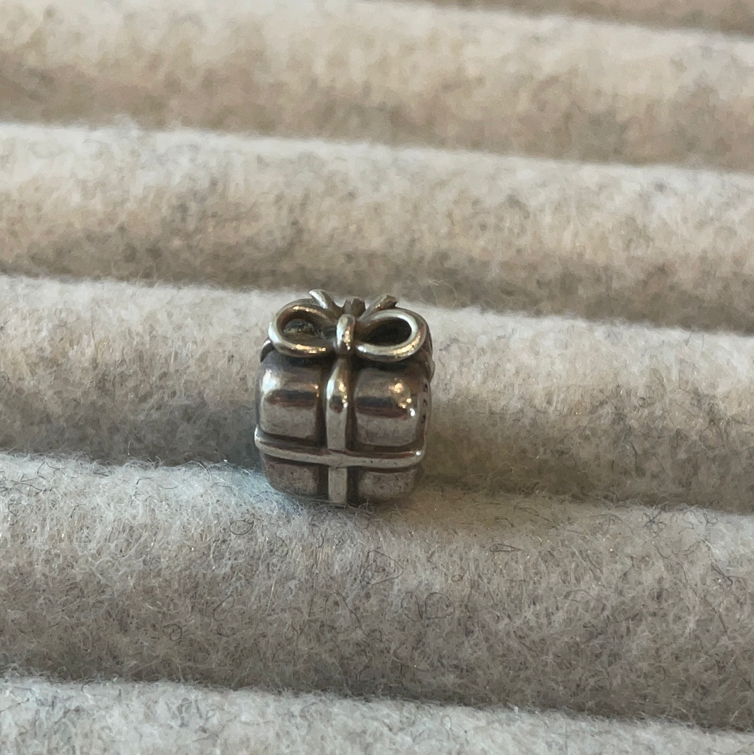 Pandora gift 2025 box charm